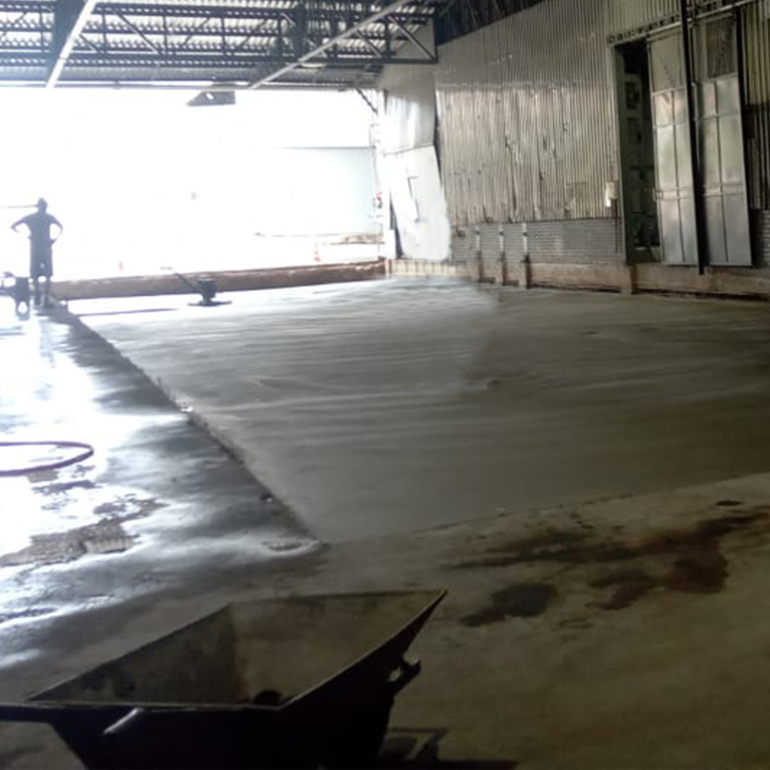 Polimento e acabamento de piso de concreto em obra